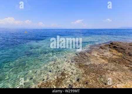 Incredibile paesaggio marino del bel mare in Sithonia, Grecia . Estate destinazione di viaggio. Acqua del mare turchese. Giorno d'estate. Foto Stock