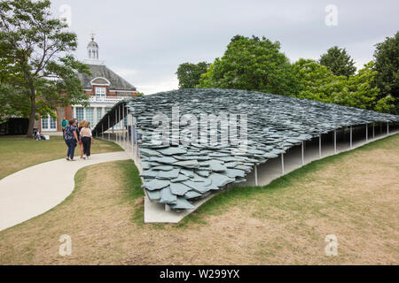 Cumbria piastrelle di ardesia sulle Serpentine Gallery Pavilion 2019 progettato da Junya Ishigami, London, Regno Unito Foto Stock