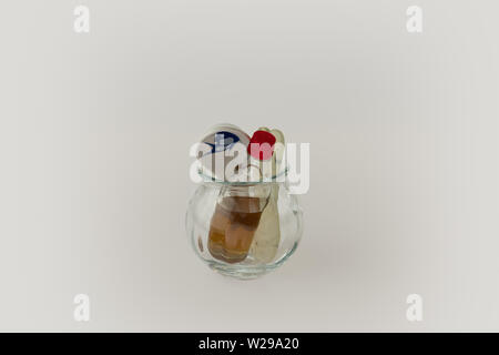 Incendio di vetro tazza contenente una bottiglia di olio, cucchiaino cinese e a forma di pesce jade Gua Sha stone Foto Stock