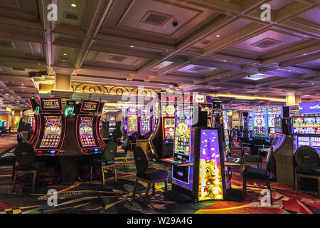 Las Vegas, Nevada, Stati Uniti d'America - 6 Maggio 2019: la mattina presto alla slot machine del casinò di Bellagio. Il Bellagio offre alloggi di lusso sulla striscia. Foto Stock