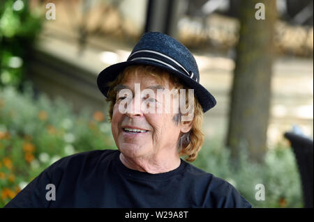 Baden Baden, Germania. 06 Luglio, 2019. Tony Marshall si siede a Brenners Park-hotel & Spa. Credito: Uli Deck/dpa/Alamy Live News Foto Stock