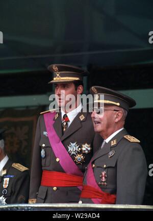 FRANCO BAHAMONDE , FRANCISCO MILITAR Y POLITICO ESPAÑOL. EL FERROL 1892 - 1975 JEFE DE ESTADO ESPAÑOL 1939 -1975 JUNTO AL REY DE ESPAÑA JUAN CARLOS DE ESPAÑA PRESIDIENDO EN MADRID EL DESFILE DE LA VICTORIA , AÑO 19743. Foto Stock