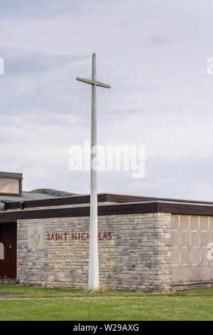 33 ft alta croce al di fuori della chiesa di St Nicholas in Enfield sul mare nei pressi di Bournemouth Dorset, England, Regno Unito Foto Stock