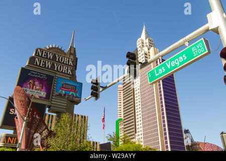 Las Vegas, Nevada, Stati Uniti d'America - 6 Maggio 2019: Panorama street scene del Las Vegas Boulevard con luce di strada e firmare con il New York New York Casino Foto Stock