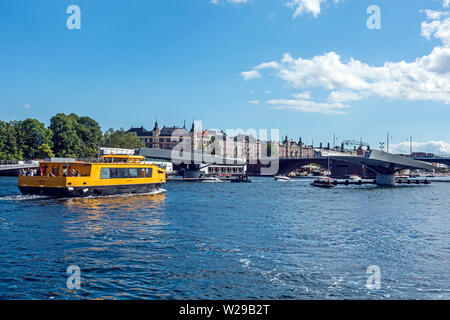 La nuova area pedonale e ponte di bicicletta Lille Langebro attraversando il porto di Copenaghen tra Vester Voldgade e Langebrogade in Copenhagen DANIMARCA Europa Foto Stock