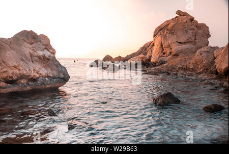 Serata mediterranea a Finestrat Beach in giorno di estate Foto Stock