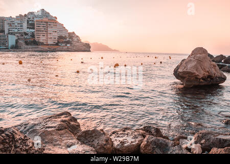 Serata mediterranea a Finestrat Beach in giorno di estate Foto Stock
