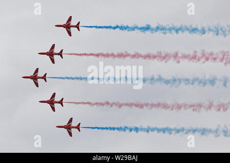 Swansea, Wales, Regno Unito. 7 Luglio, 2019. Le frecce rosse eseguire durante l'Airshow di Swansea 2019 sulla Baia di Swansea Credito: ATHENA AGENZIA IMMAGINE LTD/Alamy Live News Foto Stock