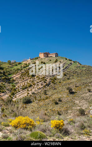 Edifici agricoli sulla collina oltre il Carso formazioni rocciose, vicino a Cantavieja, Maestrat (Maestrazgo) regione, provincia di Teruel, Aragona, Spagna Foto Stock