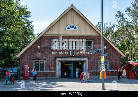 Berlin-Dahlem. Oskar-Helene-Heim U-Bahn metropolitana stazione ferroviaria sulla U 3 linea. Antico edificio storico esterno & facciata. Foto Stock