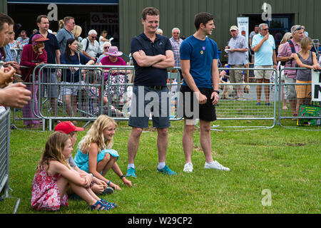 Novantesimo Kent County Show, Detling, 6 luglio 2019. Uomini e bambini attendere per avviare una gara con le pecore e sheepdog Foto Stock