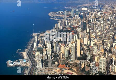 Beirut, veduta aerea della città capitale del Libano sulla costa mediterranea. Foto Stock