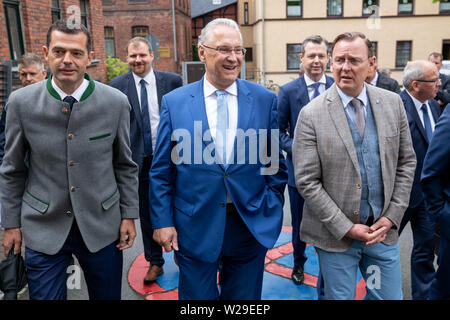 Sonneberg, Germania. 07 Luglio, 2019. Mike Mohring (l-r), capo della Turingia CDU membro gruppo parlamentare e la parte superiore del candidato del suo partito per le elezioni statali 2019, Joachim Herrmann (CSU), il vice primo ministro bavarese e Bodo Ramelow (Linke), Turingia il primo ministro e la parte superiore del candidato del suo partito per le elezioni statali 2019, venuto per il cerimoniale di agire Thuringia-Bavaria alla 'Day di Franconia 2019', che avviene per la prima volta anche in Franconia influenzato area della Turingia. Credito: dpa picture alliance/Alamy Live News Foto Stock