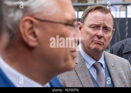 Sonneberg, Germania. 07 Luglio, 2019. Bodo Ramelow (sinistra e destra), il primo ministro del Land di Turingia, osserva Joachim Herrmann (CSU), vice primo ministro della Baviera, nel corso di un colloquio prima della cerimonia Thuringia-Bavaria alla 'Day dei Franchi 2019', che per la prima volta ha luogo anche in Franconia-influenzato la regione della Turingia. Con il 'Day dei Franchi' della Franconia distretti amministrativi ricordare la fondazione della Franconia circolo imperiale nell'anno 1500. Credito: dpa picture alliance/Alamy Live News Foto Stock