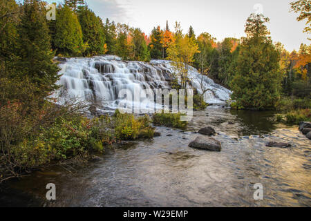 Michigan i colori dell'autunno. Panorama della bella Bond cade nella Penisola Superiore del Michigan circondato dalla caduta delle foglie Foto Stock