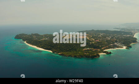 Isola tropicale Boracay con spiaggia sabbiosa e alberghi vista dal mare, vista aerea. Estate viaggi e concetto di vacanza. Filippine Foto Stock