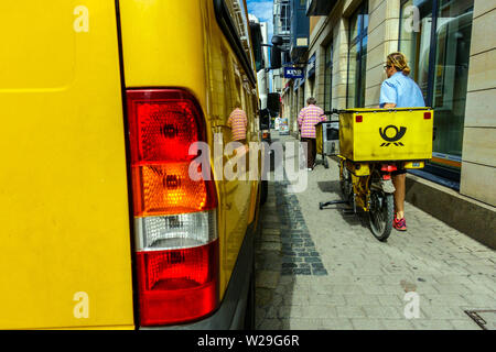 Deutsche Post, postino distribuisce posta, consegna biciclette, Dresda Germania posta Deutsche Post Germania Foto Stock