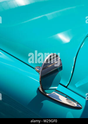 Veduta laterale specchio di una vecchia auto d'epoca, concettuale vintage sfondo con spazio per il testo Foto Stock