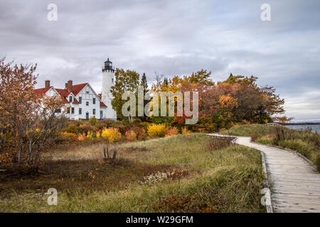 Autunno Michigan paesaggio. Il Boardwalk Trail sulla costa del lago Superior con il punto Iroquois Lighthouse circondato da vivaci colori dell autunno. Foto Stock