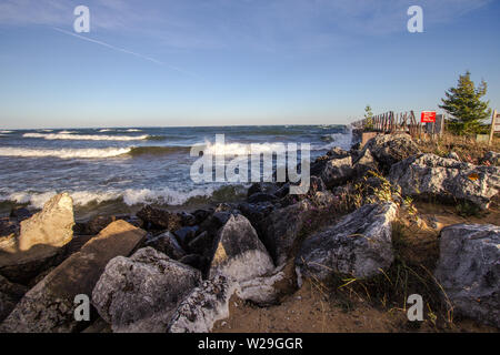 New Scenic 5 posti costa rocciosa. Onde infrangersi sulla costa rocciosa del Lago Superior in un assolato pomeriggio estivo nel Michigan. Foto Stock