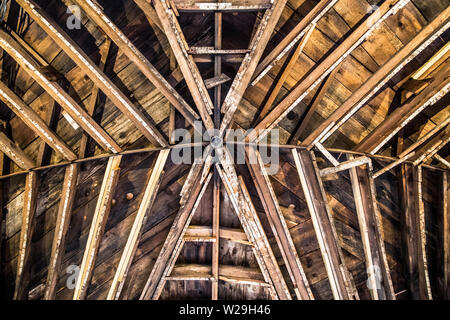 Trave in legno pattern sul soffitto interno nel fienile rustico Foto Stock