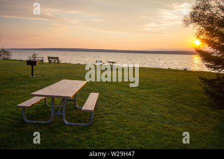 Scenic Sunset Over Keweenaw Bay. Scenic tramonto sulla baia di Keweenaw a Baraga parco dello Stato nella Penisola Superiore del Michigan. Foto Stock