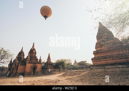 I palloni ad aria calda sorvolano pagode a Bagan tempio complesso, Myanmar. Foto Stock