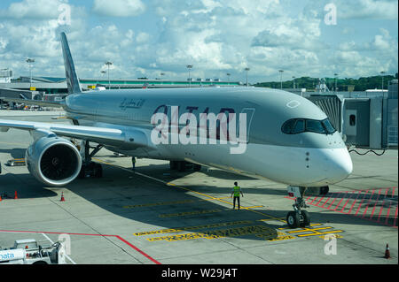 05.06.2019, Singapore, Repubblica di Singapore, Asia - Qatar Airways Airbus A350-900 passeggero aereo a Singapore Changi Airport. Foto Stock