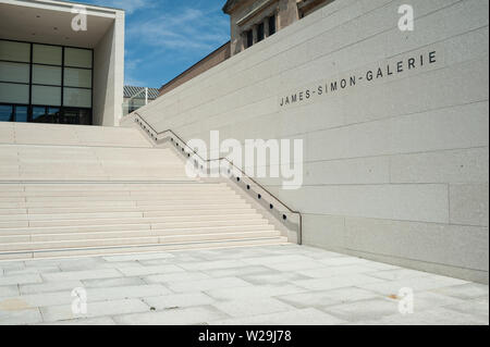 25.06.2019, Berlino, Germania, Europa - Scala di James Simon Gallery di Berlino Mitte località progettato dall architetto britannico David Chipperfield. Foto Stock