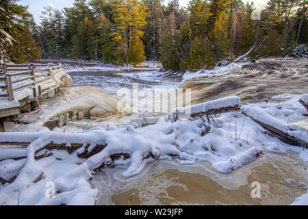 Inverno a Tahquamenon Falls. Inverno congelate di selvaggia bellezza di Tahquamenon Falls membro nel Michigan del nord Foto Stock