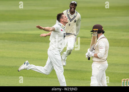 Londra, Regno Unito. 7 Luglio, 2019. Harry Podmore celebra dopo aver ottenuto i primi paletto di Mark Stoneman bowling per Kent contro Surrey il giorno uno della contea di Specsavers partita di campionato al ovale. Credito: David Rowe/Alamy Live News Foto Stock