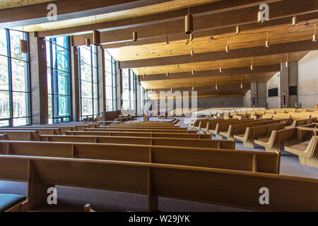 Indian River, Michigan, USA - 25 marzo 2019: Interno vuoto della chiesa alla Croce nel Santuario di Woods nel Michigan settentrionale. Il santuario ha il più grande Foto Stock