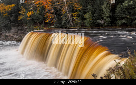 Scenic Michigan Autumn Waterfall Panorama. Tomaia Tahquamenon Falls nel paradiso Newberry area della Penisola Superiore del Michigan con la caduta delle foglie. Foto Stock