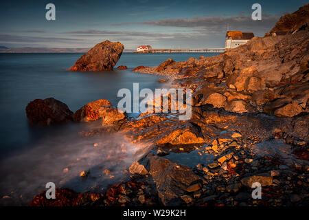 Crepuscolo presso Knab rock in Mumbles Foto Stock