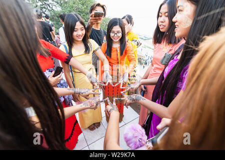 Bagan, Myanmar - Marzo 2019: donne birmane holding henné mani dipinte in una forma a stella Foto Stock