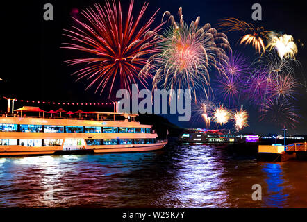 Fuochi d' artificio sopra la valle del Reno. Rhein in Flammen (Reno in fiamme) , Germania Foto Stock