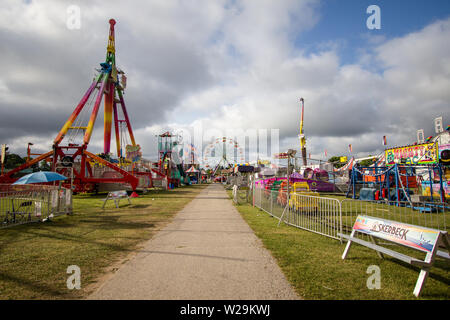 Cheboygan, Michigan, USA - Midway di una fiera della contea durante un festival estivo nel Midwest degli Stati Uniti. Foto Stock