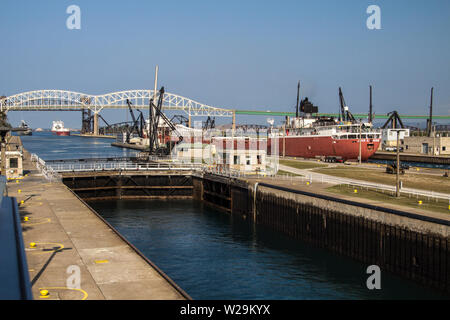 Sault Ste Marie, Michigan, Stati Uniti d'America - Grande Grandi Laghi cargo linea fino al Soo si blocca sotto il ponte internazionale. Foto Stock