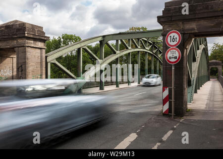 Cartelli di divieto in corrispondenza del ponte presso la filiale canal Lindener Harbour Foto Stock