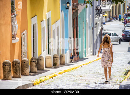 Bella giovane donna a piedi nella città vecchia di San Juan, Puerto Rico Foto Stock