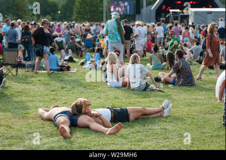 Glynde, Inghilterra, Regno Unito. 06 Luglio, 2019. Glynde, East Sussex, 6 luglio 2019. Amore sommo Jazz Festival. Scene di amore supremo Glynde a posto, immerso nel suggestivo scenario del South Downs, dove festival va godere di una giornata di sole pieno sul primo giorno del festival che ha visto l'Imperatrice del cantante Soul Gladys Knight headline. Credito: Francesca Moore/Alamy Live News Foto Stock