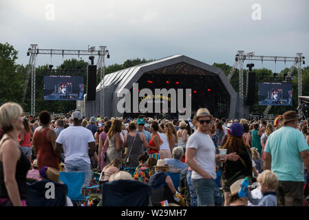 Glynde, Inghilterra, Regno Unito. 06 Luglio, 2019. Glynde, East Sussex, 6 luglio 2019. Amore sommo Jazz Festival. Scene di amore supremo Glynde a posto, immerso nel suggestivo scenario del South Downs, dove festival va godere di una giornata di sole pieno sul primo giorno del festival che ha visto l'Imperatrice del cantante Soul Gladys Knight headline. Credito: Francesca Moore/Alamy Live News Foto Stock