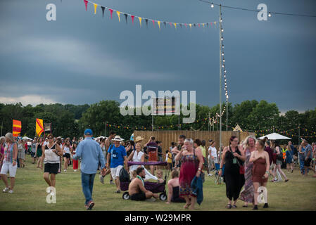 Glynde, Inghilterra, Regno Unito. 06 Luglio, 2019. Glynde, East Sussex, 6 luglio 2019. Amore sommo Jazz Festival. Scene di amore supremo Glynde a posto, immerso nel suggestivo scenario del South Downs, dove festival va godere di una giornata di sole pieno sul primo giorno del festival che ha visto l'Imperatrice del cantante Soul Gladys Knight headline. Credito: Francesca Moore/Alamy Live News Foto Stock