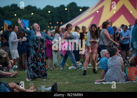 Glynde, Inghilterra, Regno Unito. 06 Luglio, 2019. Glynde, East Sussex, 6 luglio 2019. Amore sommo Jazz Festival. Scene di amore supremo Glynde a posto, immerso nel suggestivo scenario del South Downs, dove festival va godere di una giornata di sole pieno sul primo giorno del festival che ha visto l'Imperatrice del cantante Soul Gladys Knight headline. Credito: Francesca Moore/Alamy Live News Foto Stock