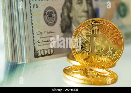 Dollari USA e Bitcoin, moneta virtuale Foto Stock