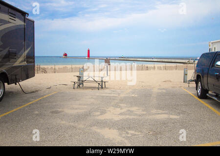 Campeggio sulla spiaggia. Bellissimo lungolago campeggio su una spiaggia di sabbia all'orizzonte sulla costa del lago Michigan. Grand Haven parco dello stato. Foto Stock