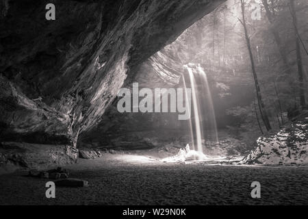 Cascata Foresta Mistica In Bianco E Nero. La primavera arriva al Hocking Hills state Park quando la neve inizia a sciogliersi Foto Stock