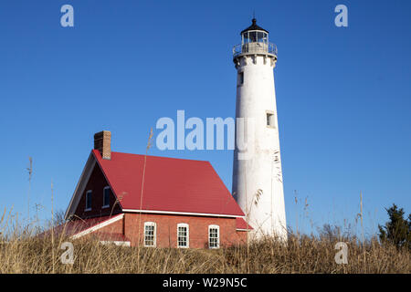 Grandi Laghi Faro. Il Tawas Point Lighthouse è rimasto sulle rive del Lago Huron per oltre un secolo. Stato Tawas Park. Tawas City, Michigan. Foto Stock