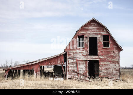 Abbandonati esterni del vecchio fienile rosso del Midwest America. Foto Stock