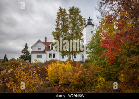 Michigan Autunno Faro. Il punto Iroquois Lighthouse con la caduta delle foglie sulla costa del lago Superior. Hiawatha National Forest. Brimley, Michigan. Foto Stock